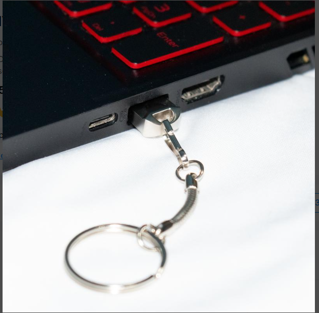 Pendrive conectado na porta USB de um notebook